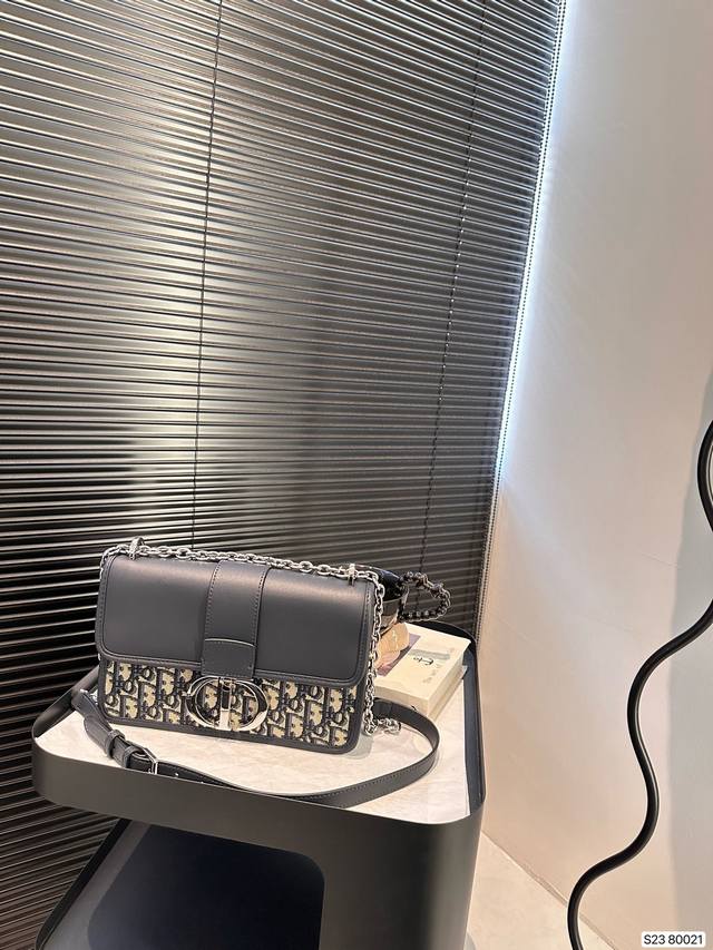 Dior Montaigne Classic is a fabric bag with timeless embroidery craftsmanship. The exquisite square shape of the bag is simple and atmospheric, suitable for both men and women. It is elegant, fashionable, casual, handsome, practical, and fashionable.