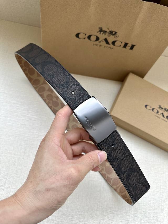 The 3.7cm wide COACH double-sided belt is made of black fabric with a classic logo buckle, and comes in two different appearances. Its fit can be personalized and can be cut with scissors. Trimmable double-sided: