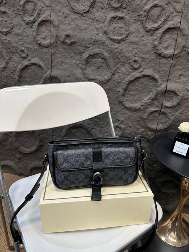 The Coach new camera bag series, which comes with a folding box, has been the pinnacle since its launch. The lightweight body of the Ka camera bag, which has been popular for many years, is its unique feature. Versatile and timeless, the whole thing