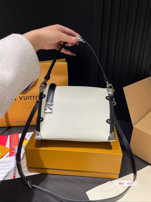 Paired with Folding Gift Box Lv Show Style Side Trunk Box Gu Ailing Same Style Lightweight, Fashionable, and Easy to Use Color Matching Classic and Black Cowboy Cool Size: 23 * 17