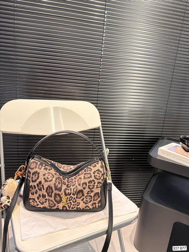 Paired with a box, the Saint Laurent handbag is a hot and stylish new item that looks great when you go out. Size 28 20 item number has been redesigned 877