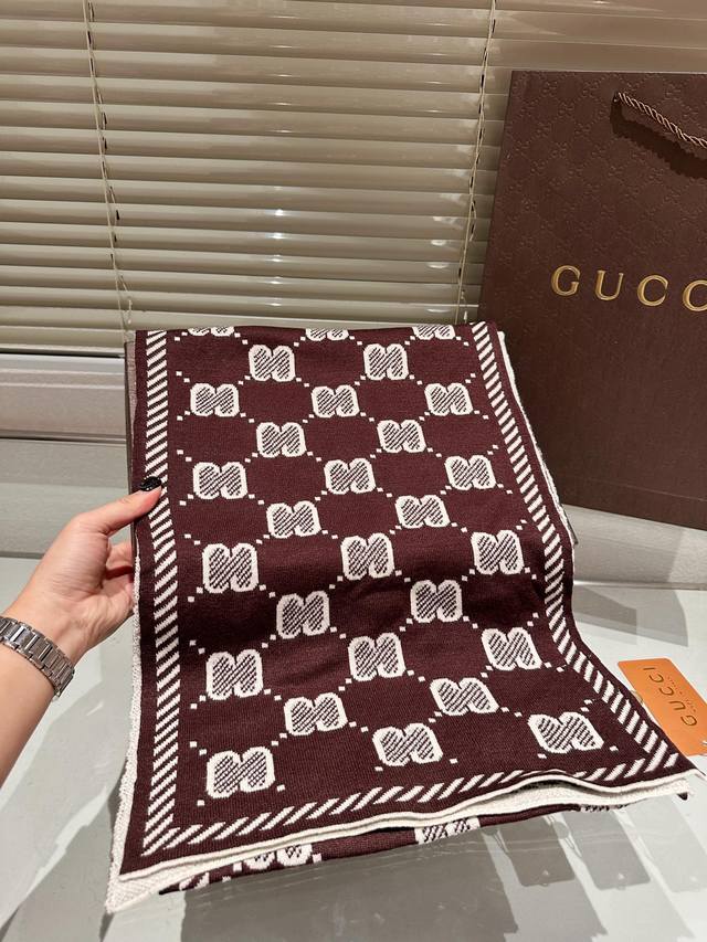 High end cashmere scarf gift box packaging Gucci classic scarf made of genuine materials! This scarf is suitable for spring, autumn, and winter! It looks great as a shawl! Brighten skin tone! The upper body effect has a very strong aura, with a soft