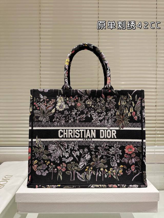 Original embroidery 215 190 Dior jacquard tote bag with inner lining Dior Book Tote. This year's favorite shopping bag Tote is the bag I use the most times because of its super large capacity. No matter what: