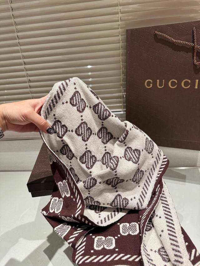 High end cashmere scarf gift box packaging Gucci classic scarf made of genuine materials! This scarf is suitable for spring, autumn, and winter! It looks great as a shawl! Brighten skin tone! The upper body effect has a very strong aura, with a soft