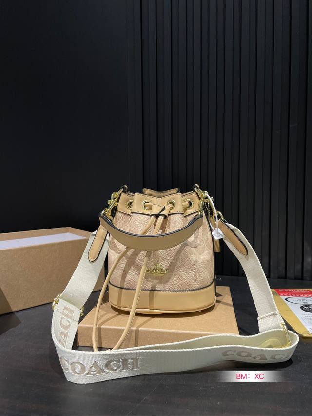 Recommended new box accessories: Coach Coach counter's new dempsey series mini bucket bag! Synchronized updates for counters! Can be carried by hand or shoulder and back~Super great effect on the upper body! Original vintage fabric paired with cowhid
