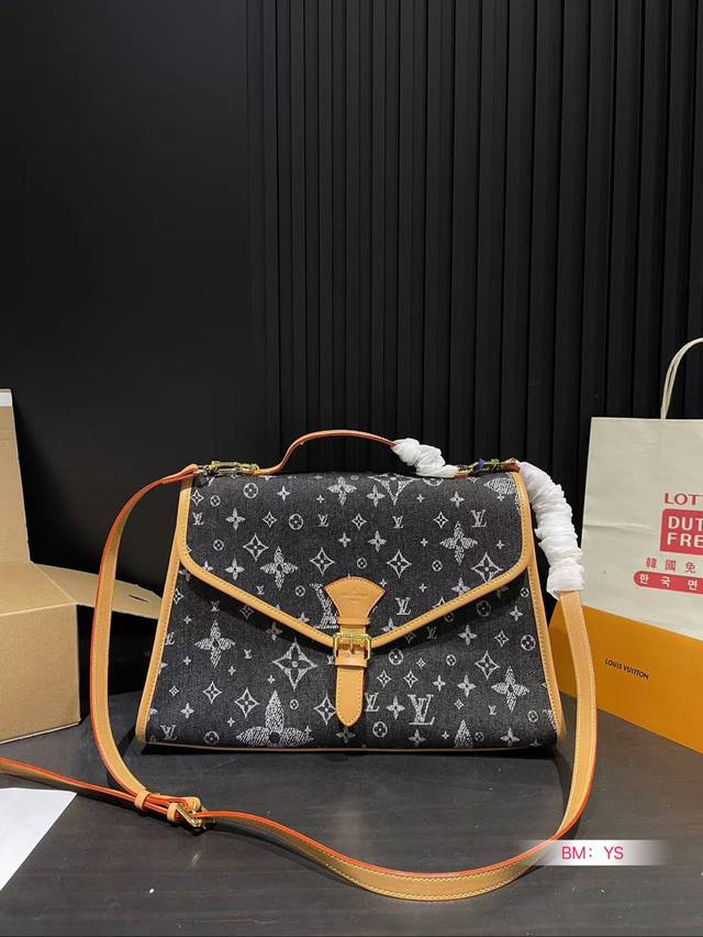 Paired with a folding gift box Lv, the vintage denim nurse bag is truly irresistible to this retro bag style, suitable for office workers' commuting and has a girlish playfulness. It can blend so many elements into one bag and can only be given m4441