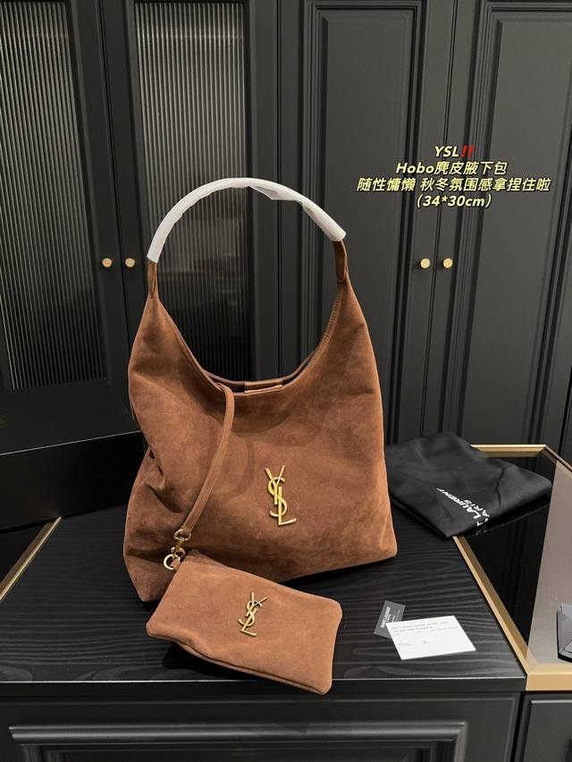 Equipped with a folding box size of 34.30, the Yves Saint Laurent Hobo suede armpit bag is simple and unique, full of design sense. It can create a lazy and casual atmosphere for commuting on the street. The interior space is large. Equipped with a m