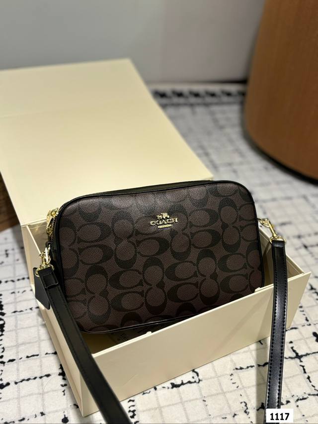 The box size is 24.15, and the Coach double zipper camera bag has a full turn back rate. It is elegant, fashionable, simple, high-end, and very versatile
