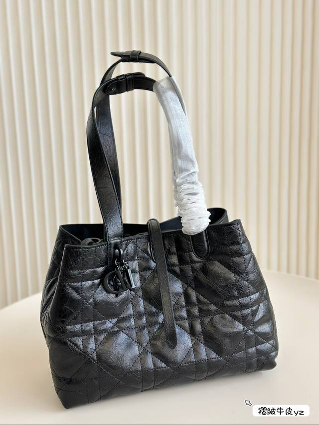 The Dior Toujours shopping bag is simply irresistible, exuding a strong sense of sophistication and sophistication. It is a must-have item for Jimei, with dimensions of 25 * 15, 30 * 21, and 36 * 28