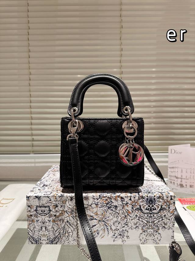 The Dior Concubine Bag Lady comes with a sheep tendon inside and is carefully crafted in sheepskin leather for a medium size design. It is paired with detachable chain shoulder straps and adjustable leather shoulder straps, making it an ideal choice