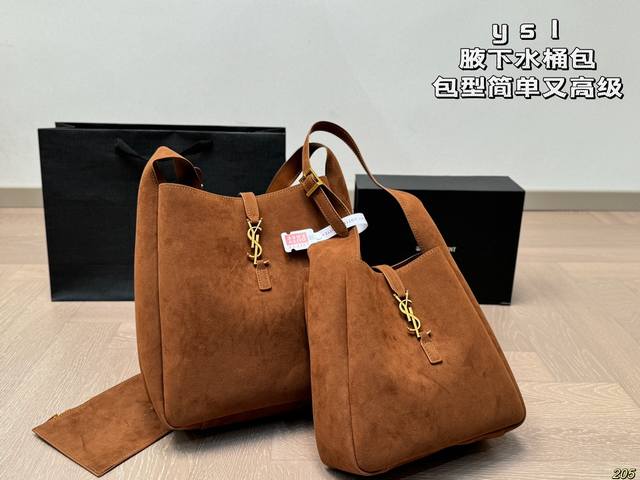 Paired with Saint Laurent Ysl Underarm Bucket Bag, this popular hobo underarm bag features a simple yet sophisticated design. The Ysl metal logo adds a balance of rigidity and softness to the bag, creating a fashionable collision. Ysl Saint Laurent S