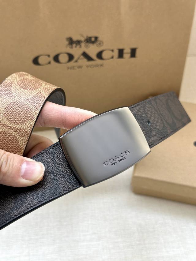 The 3.7cm wide COACH double-sided belt is made of black fabric with a classic logo buckle, and comes in two different appearances. Its fit can be personalized and can be cut with scissors. Trimmable double-sided: