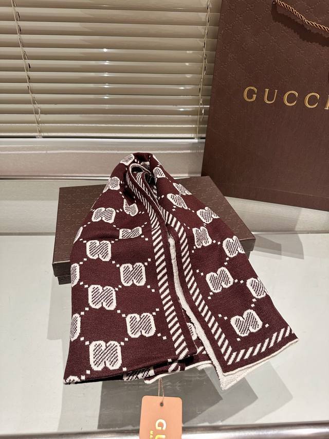 High end cashmere scarf gift box packaging Gucci classic scarf made of genuine materials! This scarf is suitable for spring, autumn, and winter! It looks great as a shawl! Brighten skin tone! The upper body effect has a very strong aura, with a soft