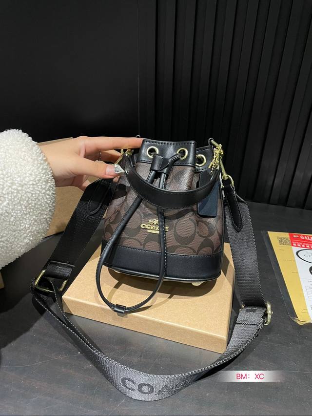 Recommended new box accessories: Coach Coach counter's new dempsey series mini bucket bag! Synchronized updates for counters! Can be carried by hand or shoulder and back~Super great effect on the upper body! Original vintage fabric paired with cowhid