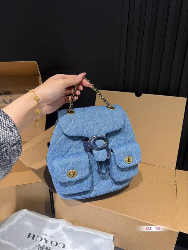 The Coach Coach Shoulder Tabby Backpack with Airplane Box is a versatile and versatile backpack that reshapes the coach design of the 1970s in a modern way. Its multifunctional style can be used as a backpack