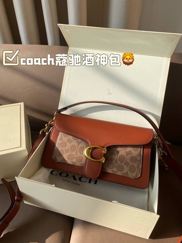 The color matching of Coach Coach's Wine God Bag this time is simply a fairy color scheme! High in appearance and versatile, suitable for both handheld and crossbody use, this is the Coach Wine God! Cute and able to pretend! Handheld crossbody looks
