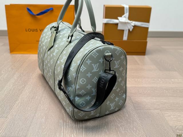 Lvkeepall's new travel bag with large capacity is a must-have item for vacation and travel. It is one of the essential items for fashionistas, and the actual product will definitely amaze you. Size 45 26