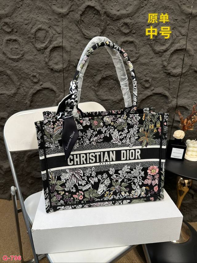 Small size 27.20cm, medium size 36.27cm, large size 42.35cm, original Dior shopping bag with folding box. This year's heavyweight counter classic explosive will be different from handsome and elegant: