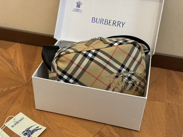Box size: 26 * 18cm Burberry new camera bag latest fabric plaid! Daily trendy dressing, fashionable dressing, no problem at all! Both men and women can take responsibility for their appearance
