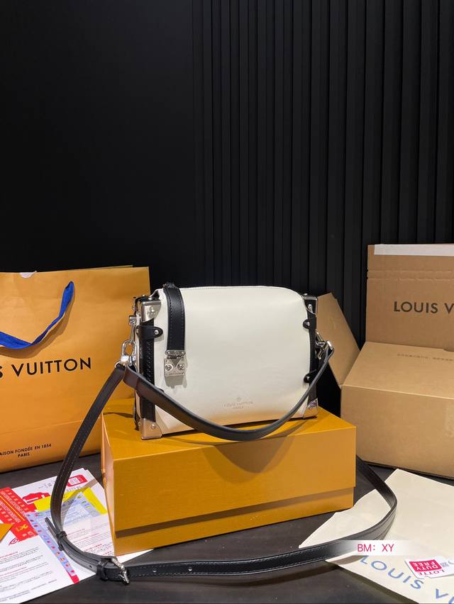 Paired with Folding Gift Box Lv Show Style Side Trunk Box Gu Ailing Same Style Lightweight, Fashionable, and Easy to Use Color Matching Classic and Black Cowboy Cool Size: 23 * 17