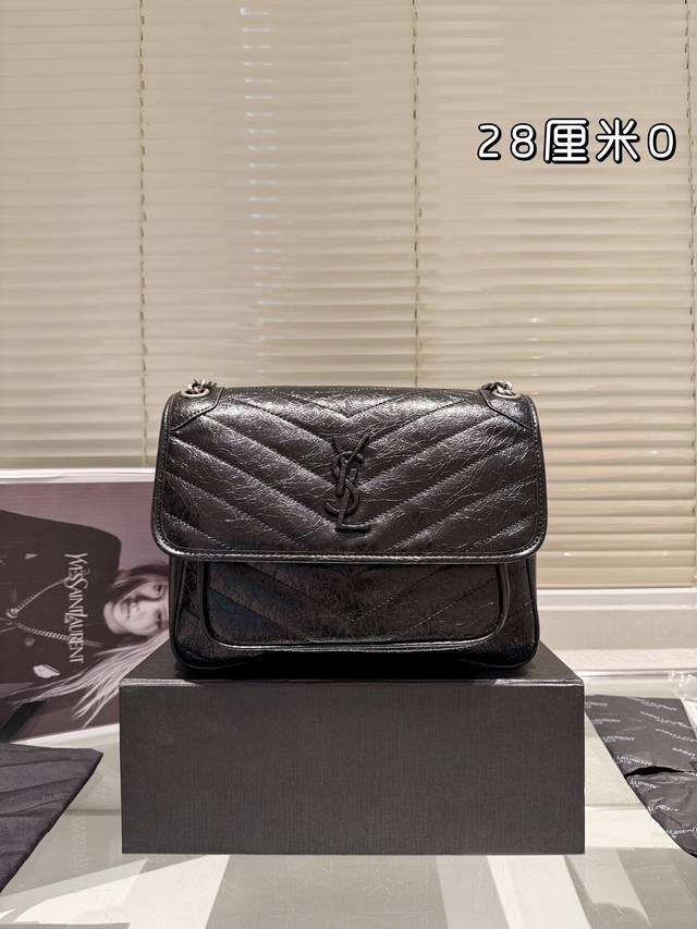 Box size: 28cm Niki is really easy to carry, it looks really nice and unique Ysl Niki leather material soft and sticky texture cowhide! cowhide! Ysl is made of cowhide both inside and outside