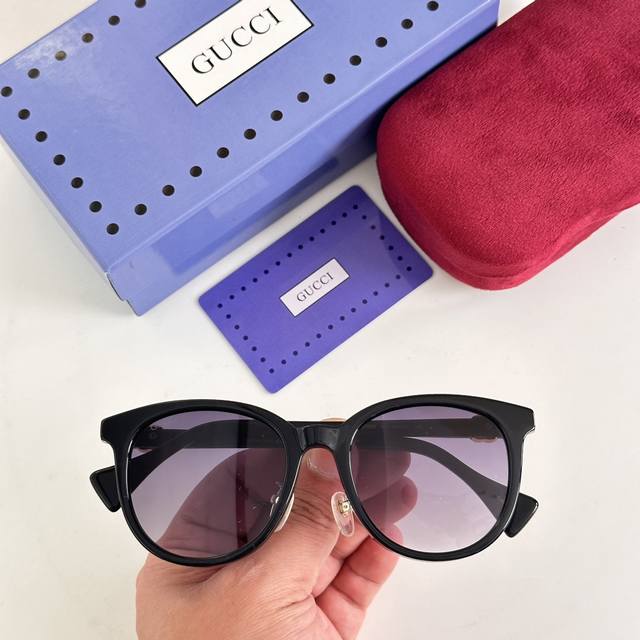 Gucc's new sunglasses, Gg1073, with lightweight panels, cat eye frames, and a dual G brand logo, pay tribute to the classic. Size:54-21-145。 :