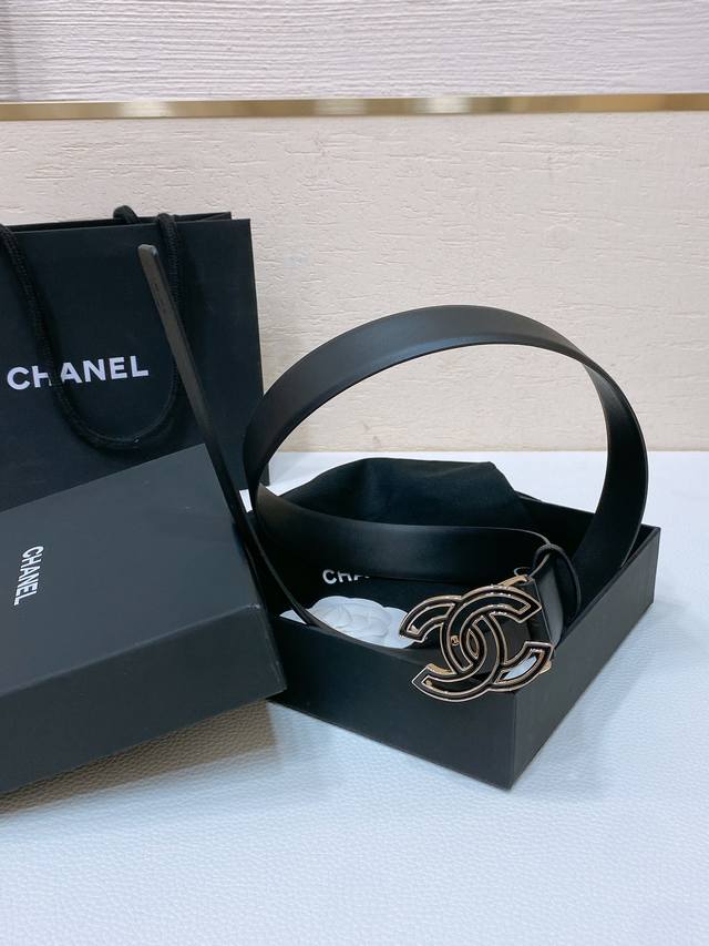 Chanel 24C resin black and white rhinestone gold metal logo buckle brass metal imported tire cow belt with soft and delicate feel 3.0cm: