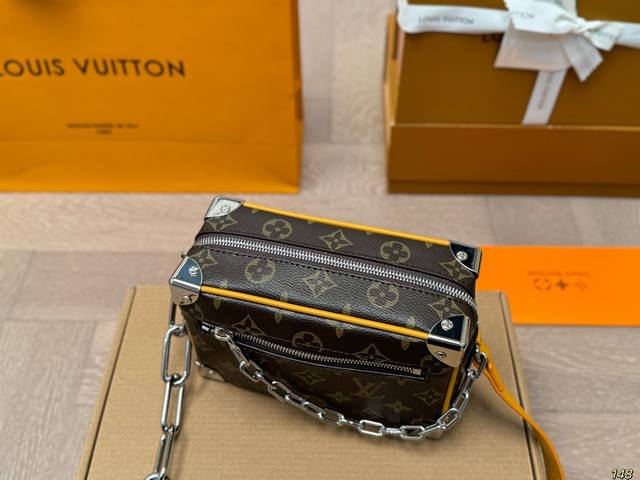 The Lv box bag is simply irresistible, exuding a sense of sophistication and sophistication. It is a must-have for Jimei in size 18 12