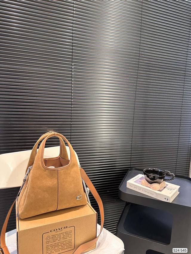 Paired with a box, the Coach Bucket Bag is simple yet not simple. This bag is versatile in meeting daily office capacity needs and offers versatile clothing options such as Clean Fit, neutral style, and mixed sports style