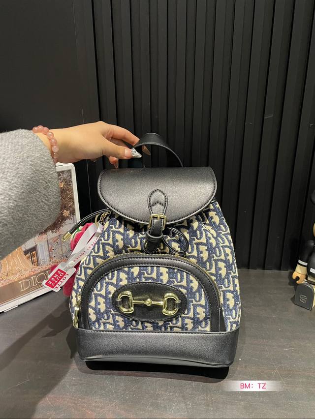 Dior vintage floral canvas backpack is very beautiful, both high-end and fashionable, with a high return rate. It is a lightweight, large capacity, and essential item for travel. Size: 24*28 :
