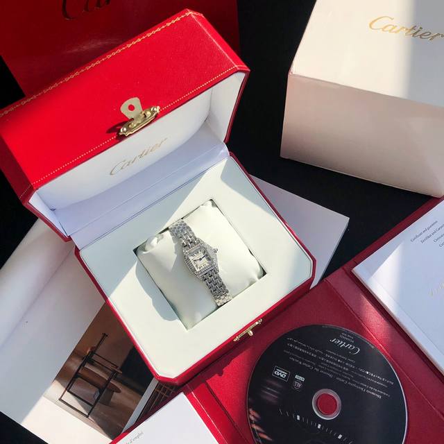 Cartier Panth è re De Cartier Cheetah watch series. The smooth lines are soft and comfortable between the wrists, exuding an innate elegance in every movement and gesture. Soft on the outside, strong and enterprising on the inside, this complex piece