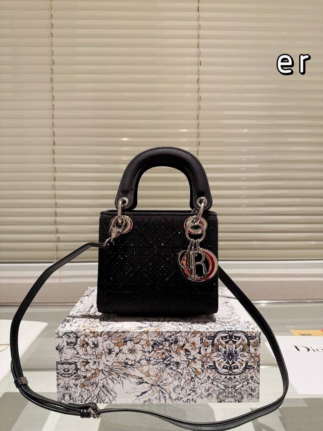 The Dior Concubine Bag Lady comes with a sheep tendon inside and is carefully crafted in sheepskin leather for a medium size design. It is paired with detachable chain shoulder straps and adjustable leather shoulder straps, making it an ideal choice