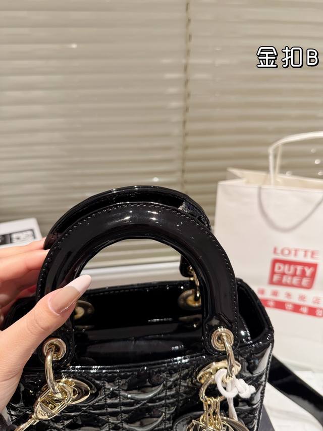 Original mirror with folding gift box airplane box size: 20cm high-end version Upgrading the shipment of Dior Concubine patent leather adds even more points