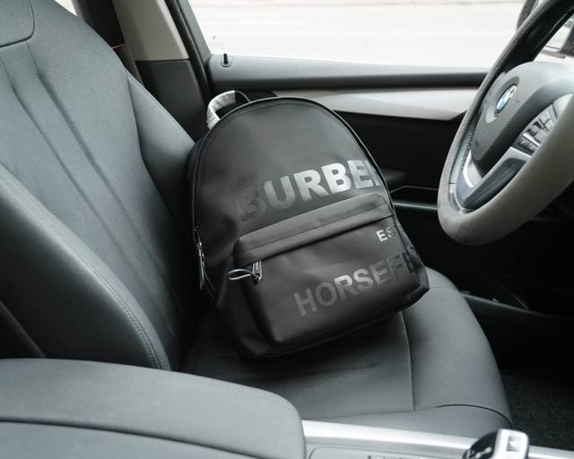 Burberry official website synchronizes high version original backpack, don't miss out on all original single fabric production, excellent quality, super large capacity, non market ordinary goods, and tough goods from trading companies Emphasize that