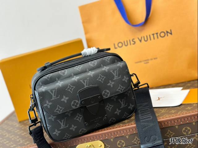 The Lv men's bag with full packaging is recommended for men's presbyopia S-Lock business messenger bag. The Lv S-Lock series really gives people a dazzling feeling. The size of this bag is very suitable for men to carry when going out, and it can hol