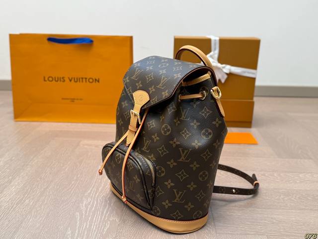 The folding box Lv new backpack is versatile to the point of having no friends, it's cool, stylish, and highly recognizable. It's also handsome and fashionable for commuting! Size 26 26: