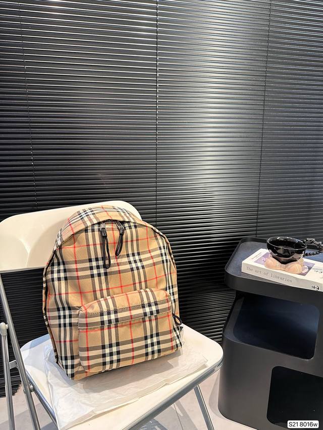 Burberry backpack classic fabric feels super nice, steady and generous! You won't choose the wrong one! Size: 27 38, item number 8016