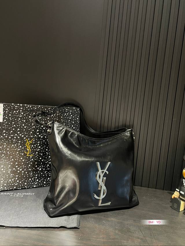 The Ysl Saint Laurent Water Tote comes with a box that you can easily spot at a glance. The extremely simple design of the Juejuezi, with a small hanging logo, is comfortable and eye-catching. The length of the shoulder strap can be adjusted freely,