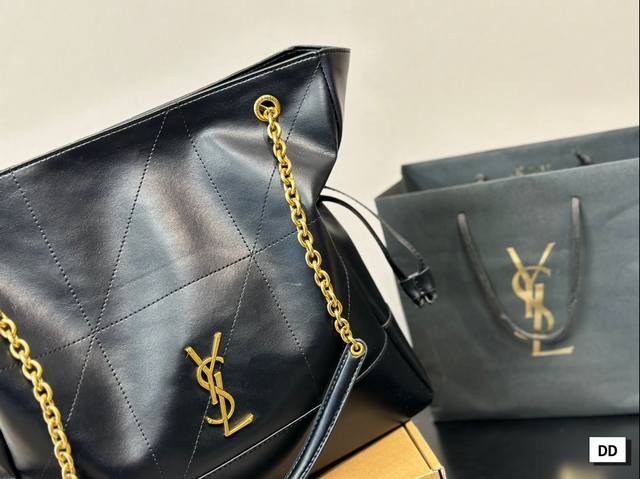 Paired with Ysl's new Jamie large handbag, the fashionable spark ignites instantly. The exquisite design of handbags not only perfectly stores your daily needs, but also showcases a lifestyle attitude. Relaxation is moderate, both elegant and full of