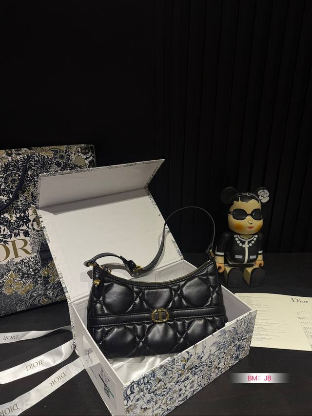 Paired with a folding box, Dior Crescent Underarm Bag, D Home Hobo Underarm Bag. The newly released Hobo is very cute! It's really low-key but inadvertently shows a sense of luxury! It feels very comfortable to carry! Size: 23 13: