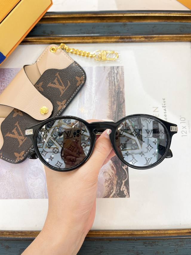 Louis Vuitton * Model: Z3108U Size: 60 Ports 16-145