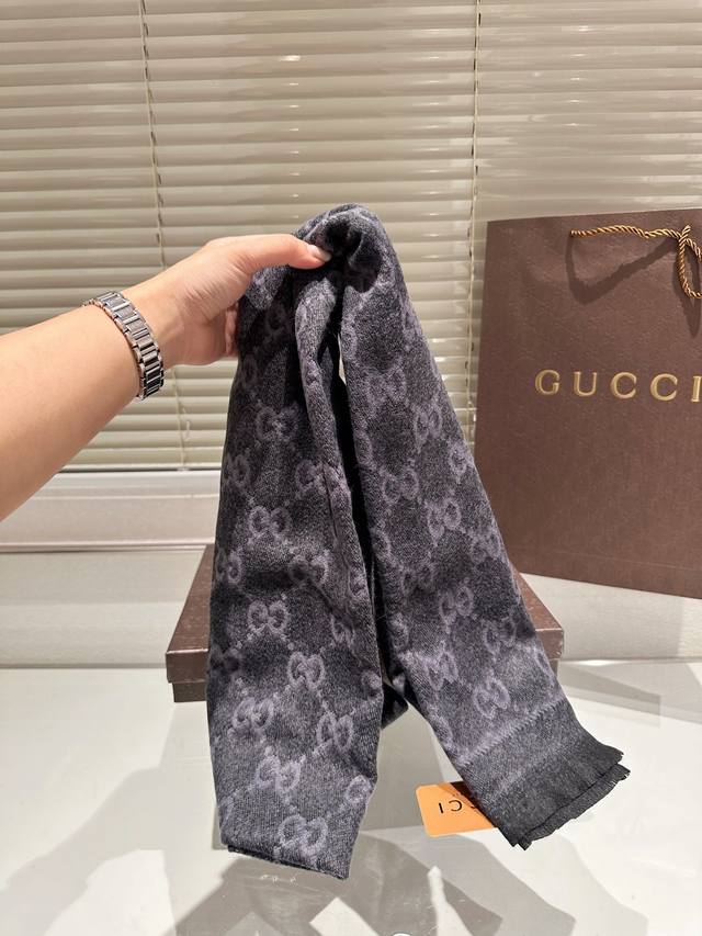 High end cashmere scarf gift box Guqi classic scarf made of real materials! This scarf is suitable for spring, autumn, and winter! It looks great as a shawl! Brighten skin tone! The upper body effect has a very strong aura, with a soft and textured f
