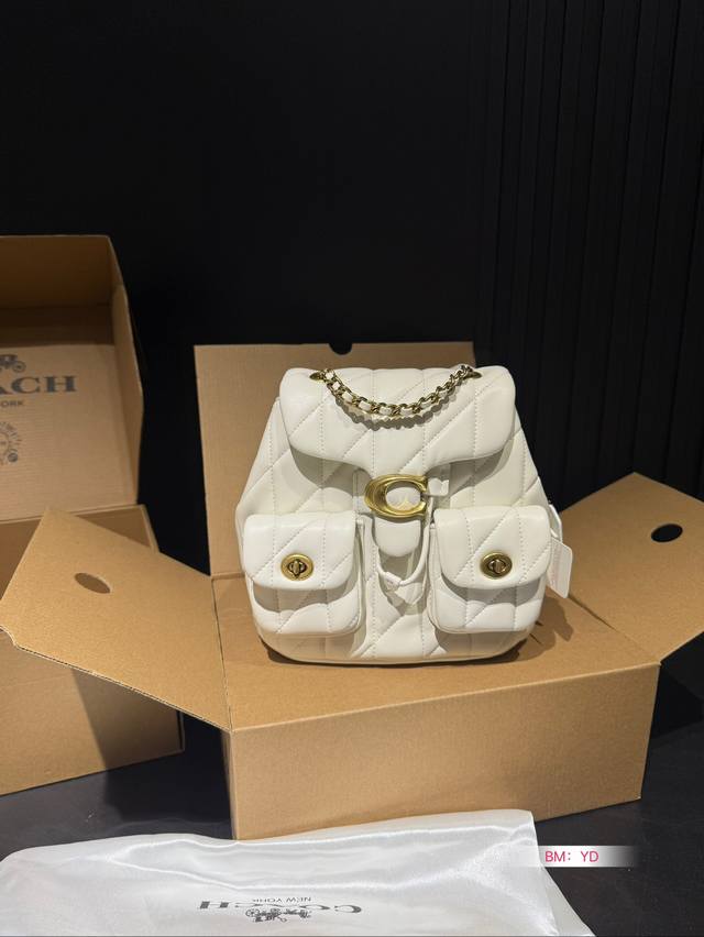 The Coach Coach Shoulder Tabby Backpack with Airplane Box is a versatile and versatile backpack that reshapes the coach design of the 1970s in a modern way. Its multifunctional style can be used as a backpack