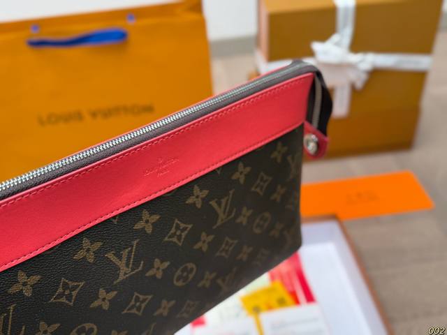 Lv's new hand-held bag comes with a box that is loved for daily use. It is versatile, classic, and simple in size 29 19 :