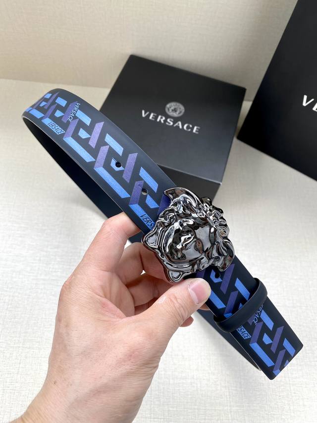 Width 4.0cm Versace This classic Versace belt is made of soft calf leather, adorned with la Greca print, and comes with a 3D Medusa belt buckle