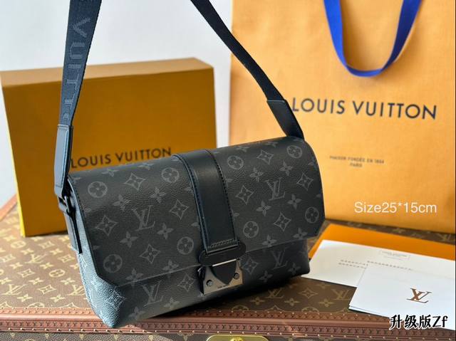 Recommended Embossed Black Flower Black Warrior Postman Bag | Lvs Cape Black Flower Upper Body Display LV New Release Monogram Series Black Flower S-Cape Men's Postman Bag Magnetic Opening and Closing, Especially Convenient and Practical 165