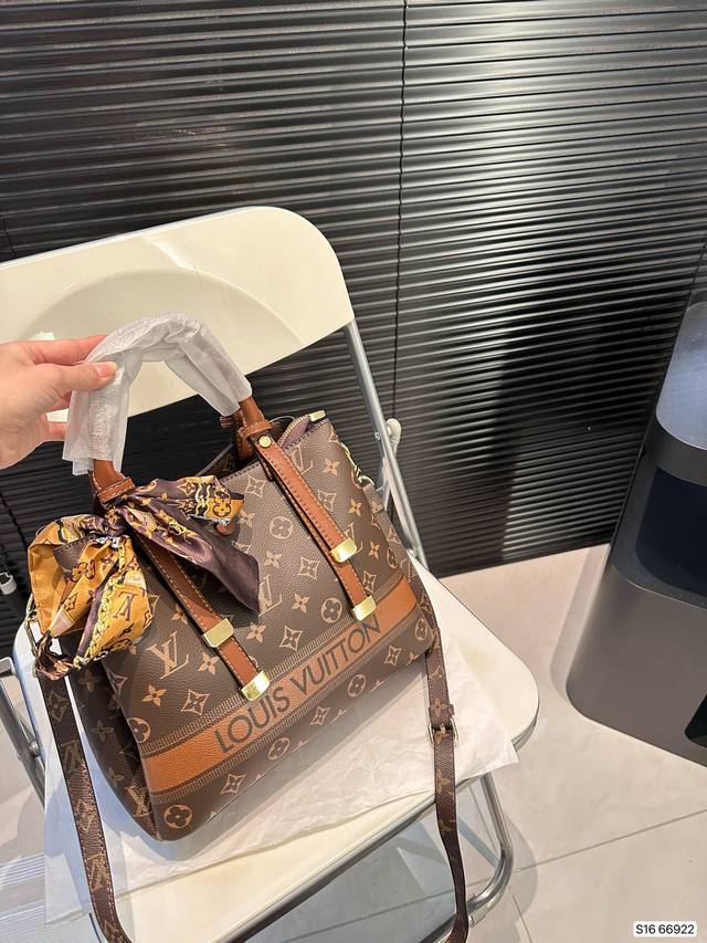 The Lv bucket bag is really simple. The more you look at it, the better it looks. The capacity is very touching and easy to hold daily carry on items. Size: 28 23, item number 66922. Revision: