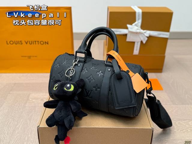 The airplane box Lv Keepall pillow bag has a large capacity and can hold essential items for daily outings. Size 25 13: