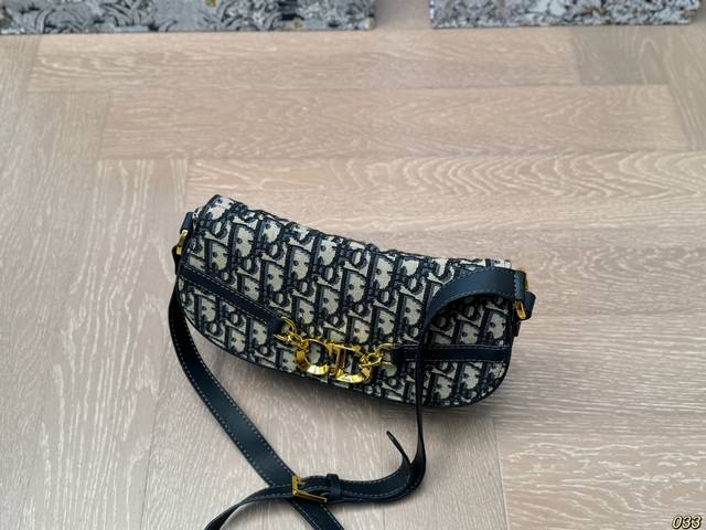 Dior saddle bag is full of a different sense of handsomeness, sweet and cool, and a must-have size for spicy girls. Size 24 15: