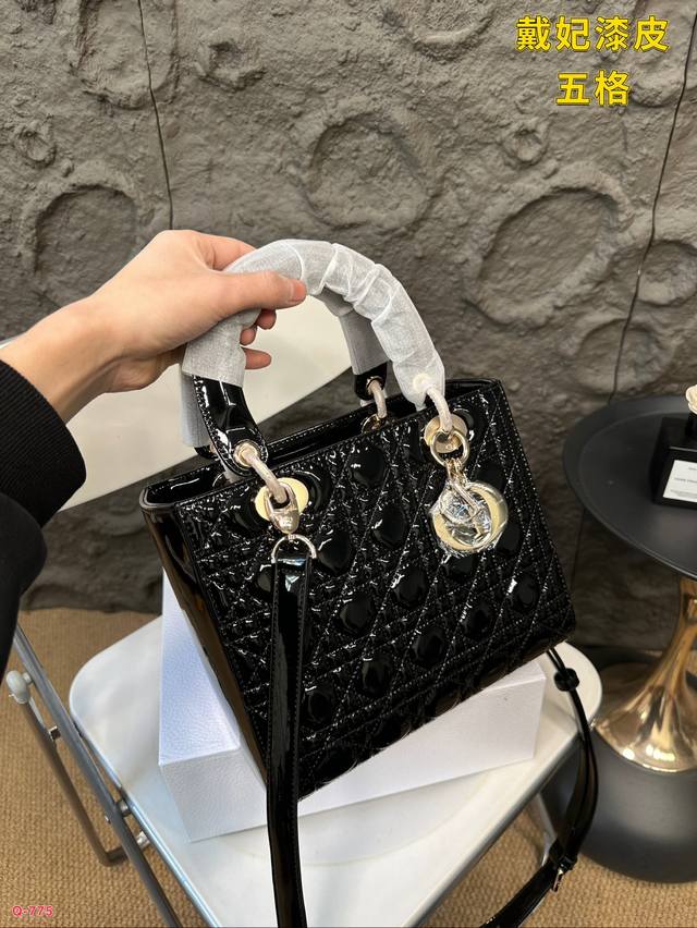 Paired with a folding box and lacquered leather five panel size of 24.20cm, the Dior Dior Concubine bag Dior Lady Life is a true cure for all diseases in Venice, Macau. It's just too beautiful to include